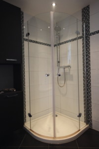 Vor der Sanierung: ausgewaschene, schimmlige Fugen